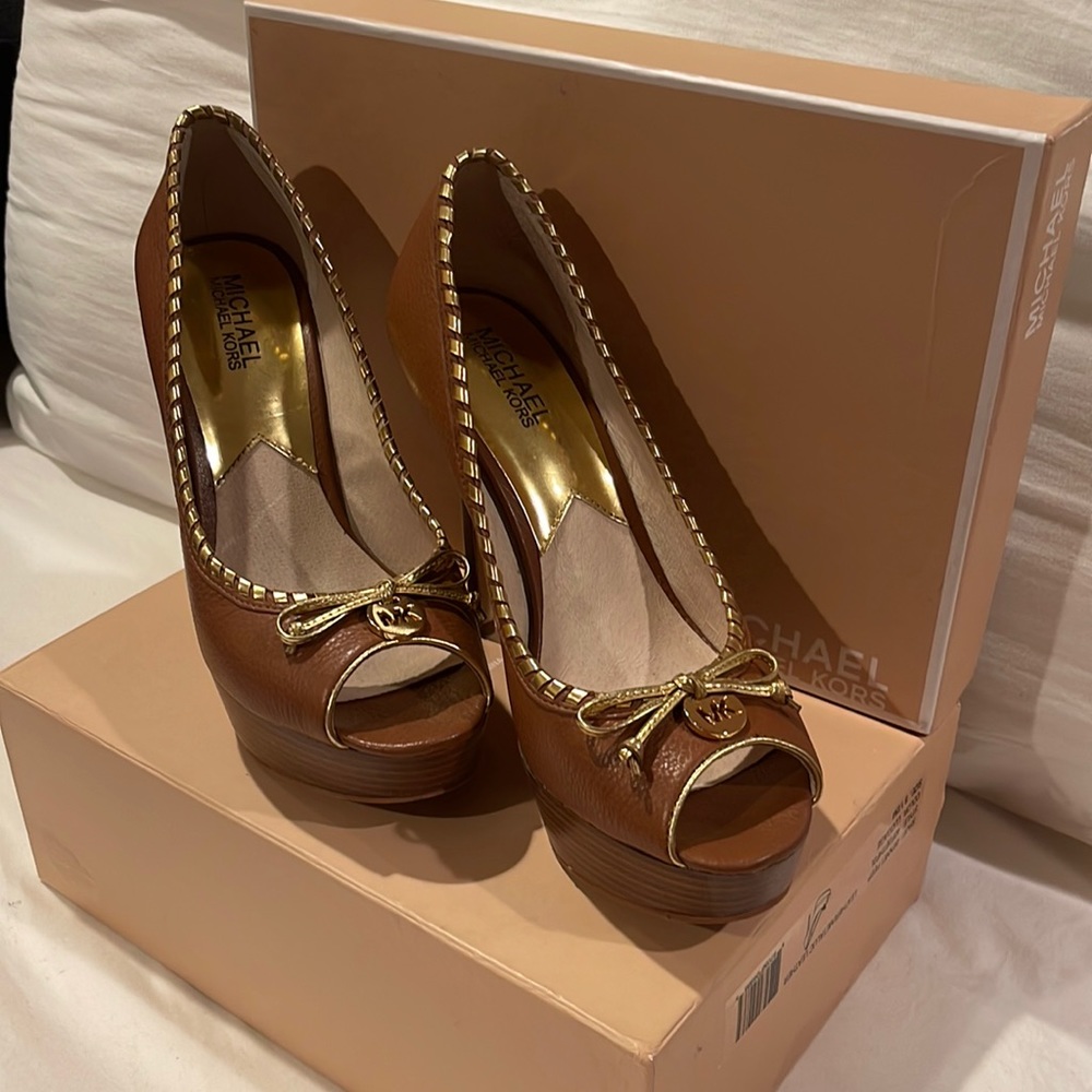 Michael Kors Bennett Peep Toe Platform Pump - Picture 1 of 9